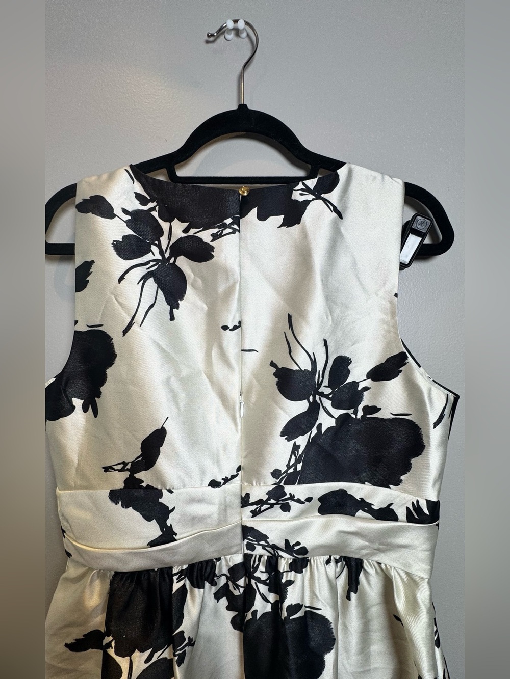 Donna Karan Black and White Floral V-Neck SLEEVELESS FIT AND FLARE GOWN - Picture 12 of 14